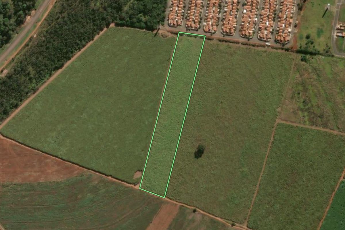 Imagem de satélite do imóvel rural em Pirassununga (SP), com o contorno declarado no CAR desenhado por cima.