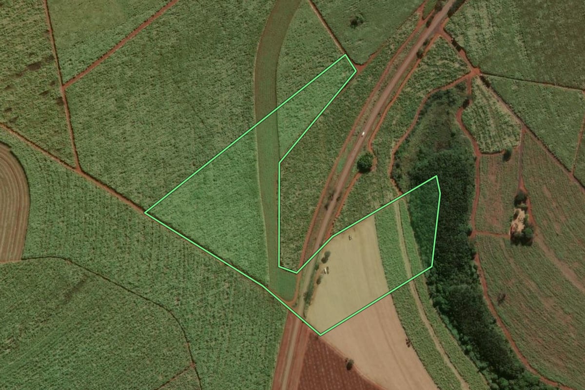 Imagem de satélite do imóvel rural em Pirassununga (SP), com o contorno declarado no CAR desenhado por cima.