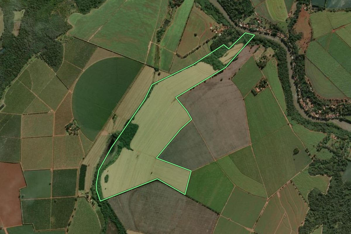 Imagem de satélite do imóvel rural em Pirassununga (SP), com o contorno declarado no CAR desenhado por cima.