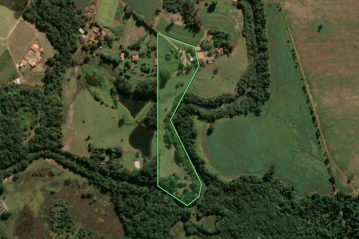 Imagem de satélite do imóvel rural em Pirassununga (SP), com o contorno declarado no CAR desenhado por cima.