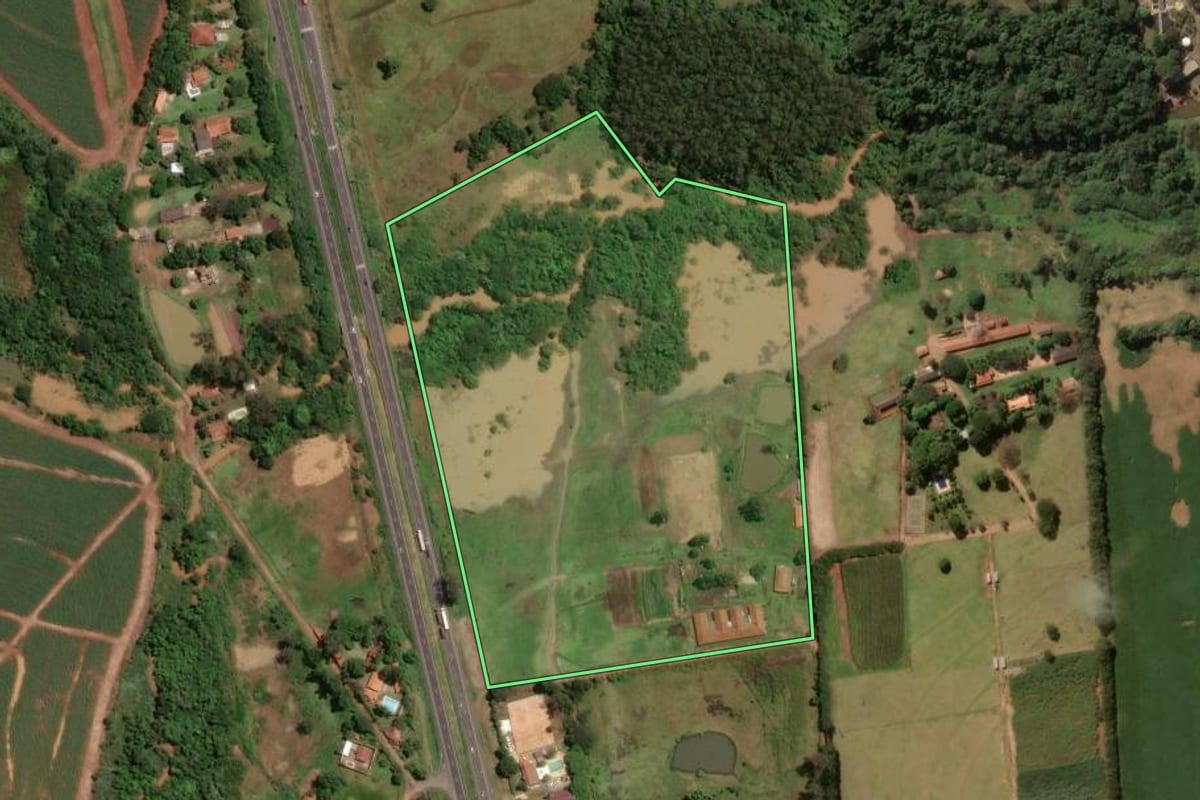 Imagem de satélite do imóvel rural em Pirassununga (SP), com o contorno declarado no CAR desenhado por cima.