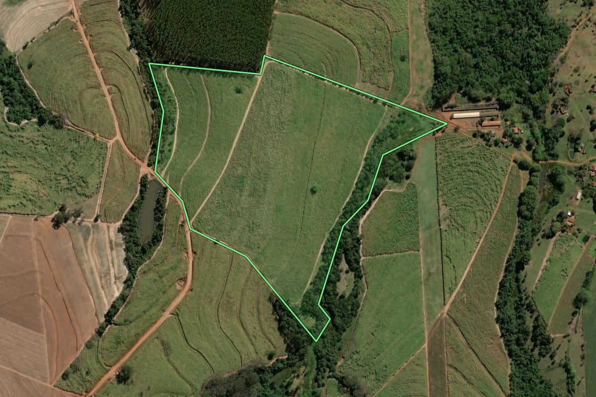 Imagem de satélite do imóvel rural em Pirassununga (SP), com o contorno declarado no CAR desenhado por cima.