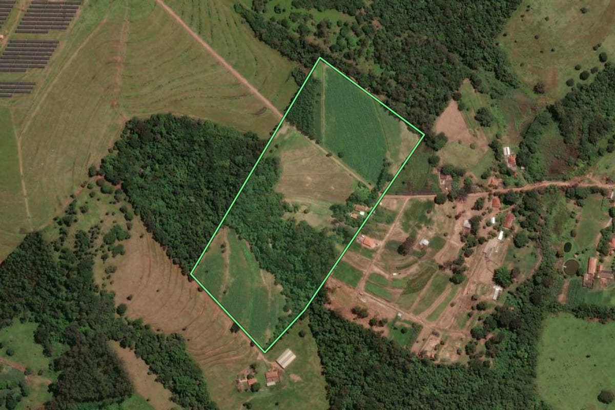 Imagem de satélite do imóvel rural em Pirassununga (SP), com o contorno declarado no CAR desenhado por cima.