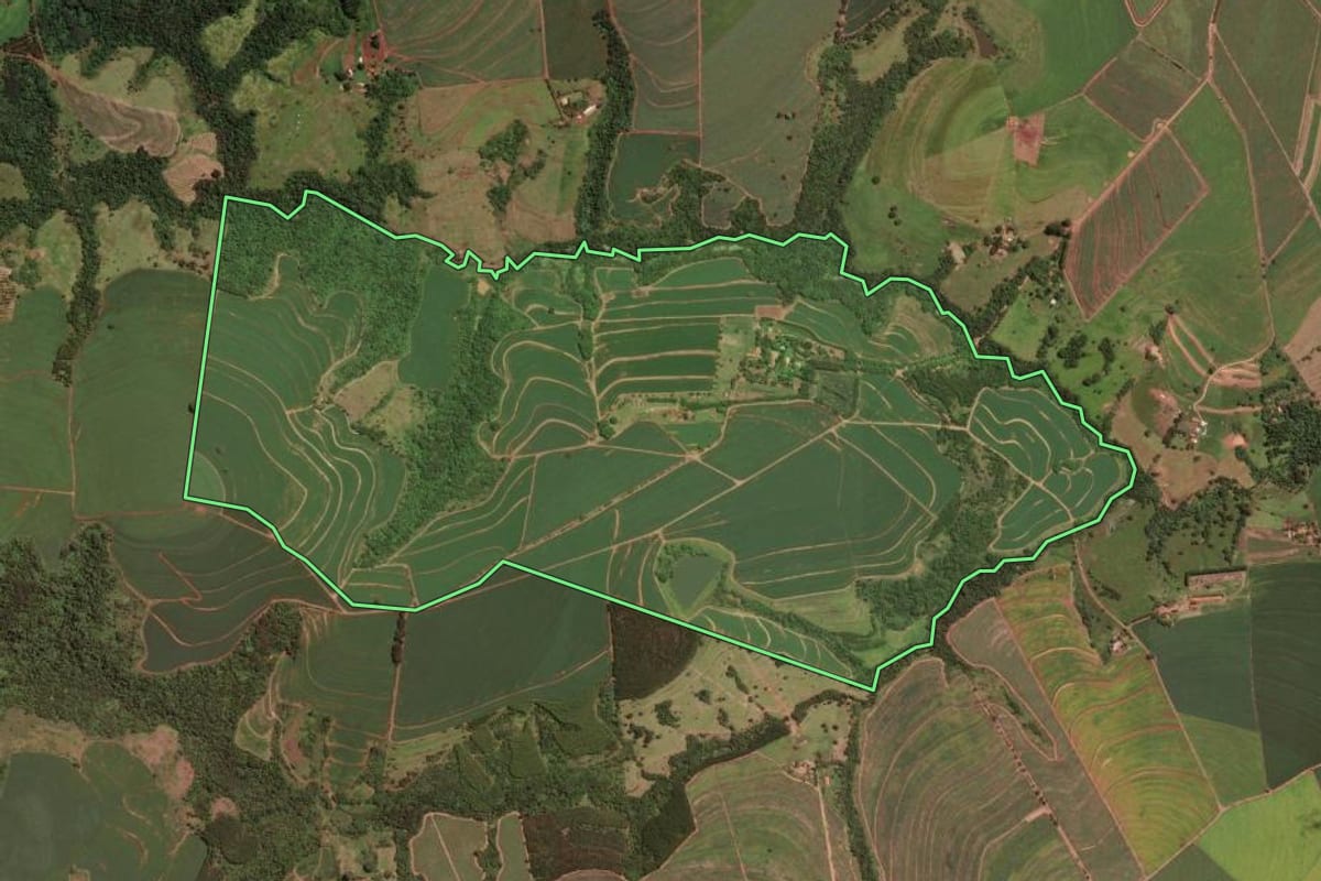 Imagem de satélite do imóvel rural em Pirassununga (SP), com o contorno declarado no CAR desenhado por cima.