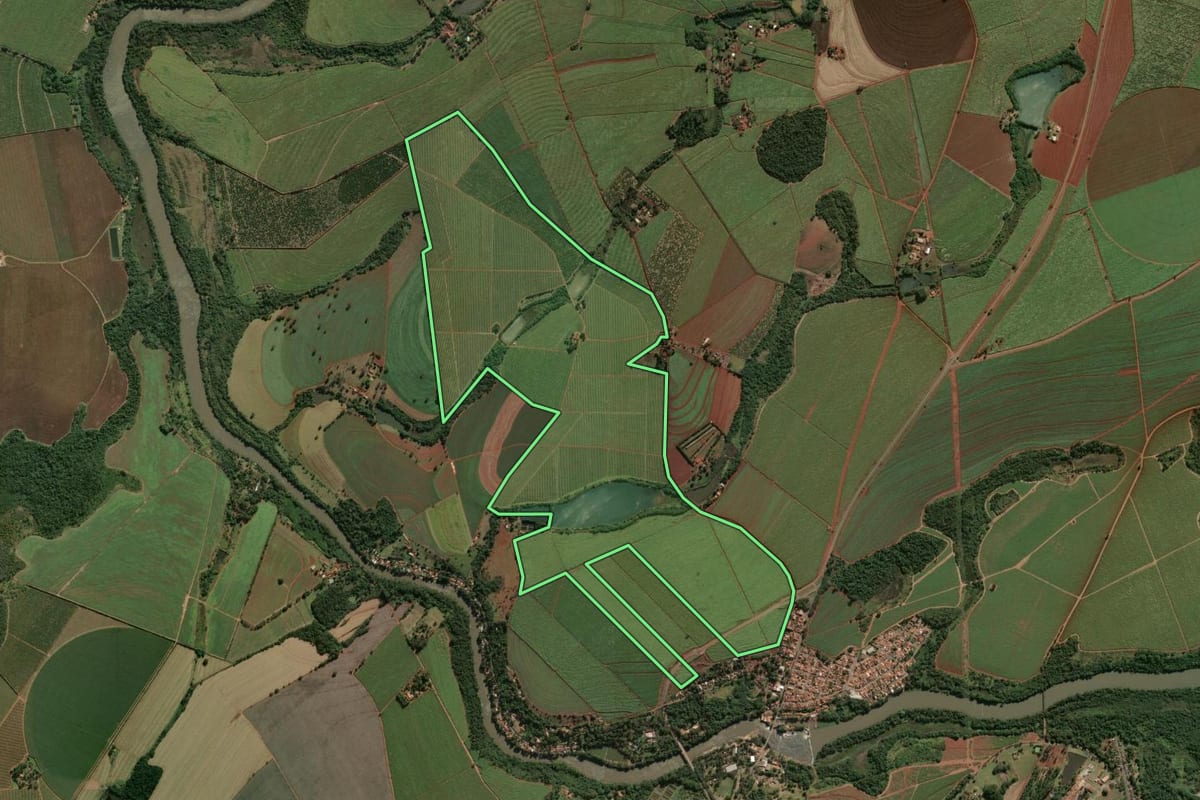 Imagem de satélite do imóvel rural em Pirassununga (SP), com o contorno declarado no CAR desenhado por cima.