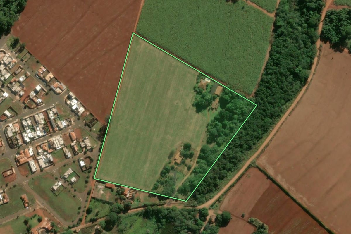 Imagem de satélite do imóvel rural em Pirassununga (SP), com o contorno declarado no CAR desenhado por cima.