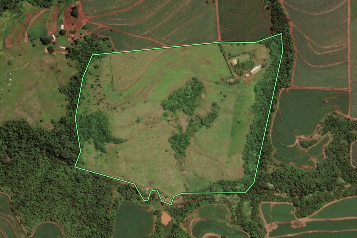 Imagem de satélite do imóvel rural em Pirassununga (SP), com o contorno declarado no CAR desenhado por cima.