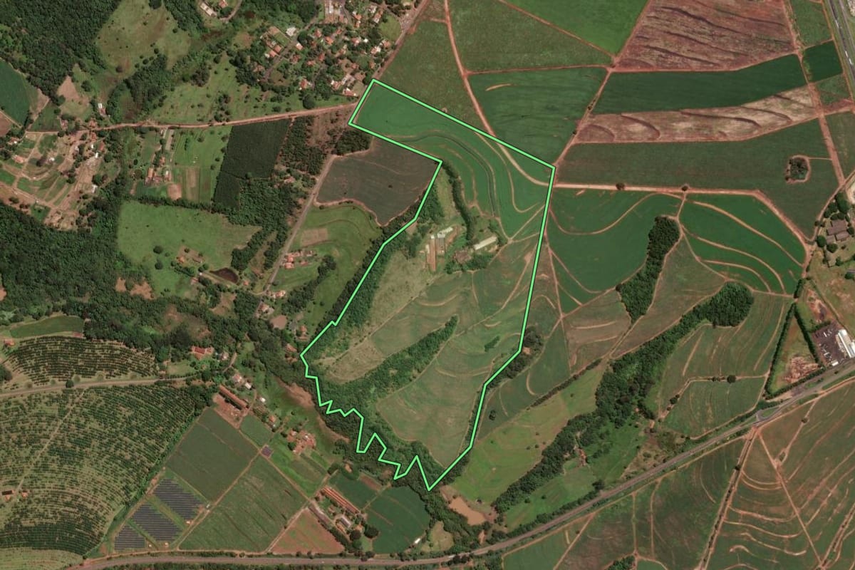 Imagem de satélite do imóvel rural em Pirassununga (SP), com o contorno declarado no CAR desenhado por cima.