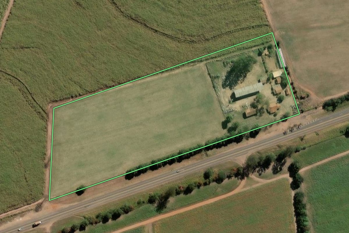 Imagem de satélite do imóvel rural em Pirassununga (SP), com o contorno declarado no CAR desenhado por cima.