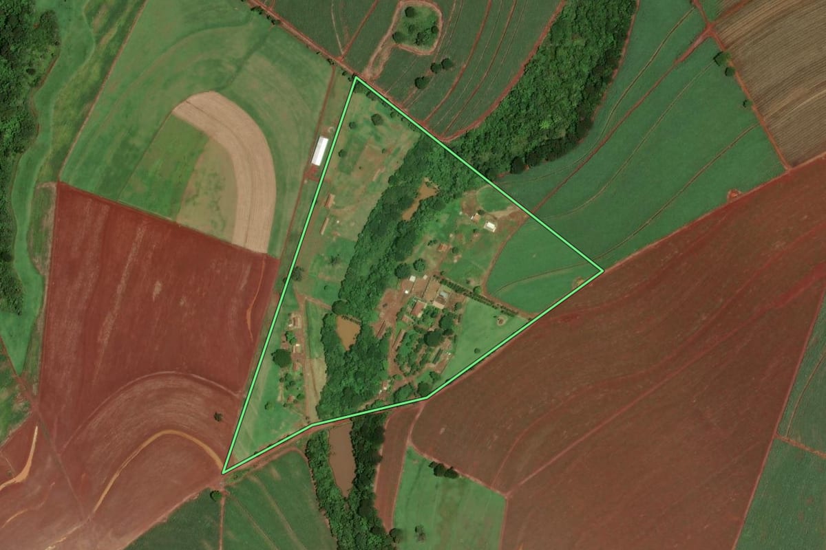 Imagem de satélite do imóvel rural em Pirassununga (SP), com o contorno declarado no CAR desenhado por cima.