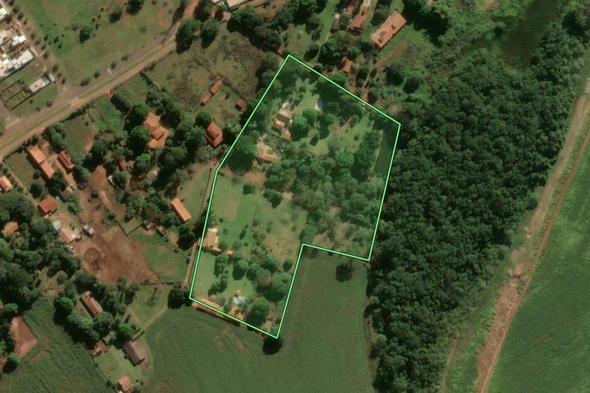 Imagem de satélite do imóvel rural em Pirassununga (SP), com o contorno declarado no CAR desenhado por cima.