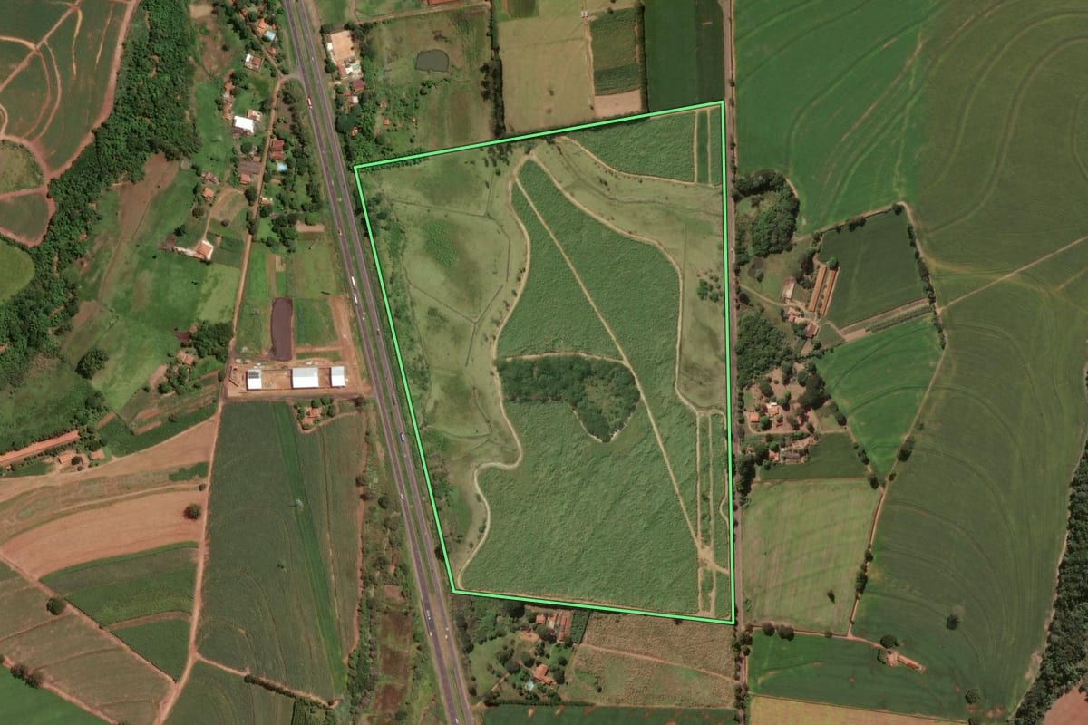 Imagem de satélite do imóvel rural em Pirassununga (SP), com o contorno declarado no CAR desenhado por cima.