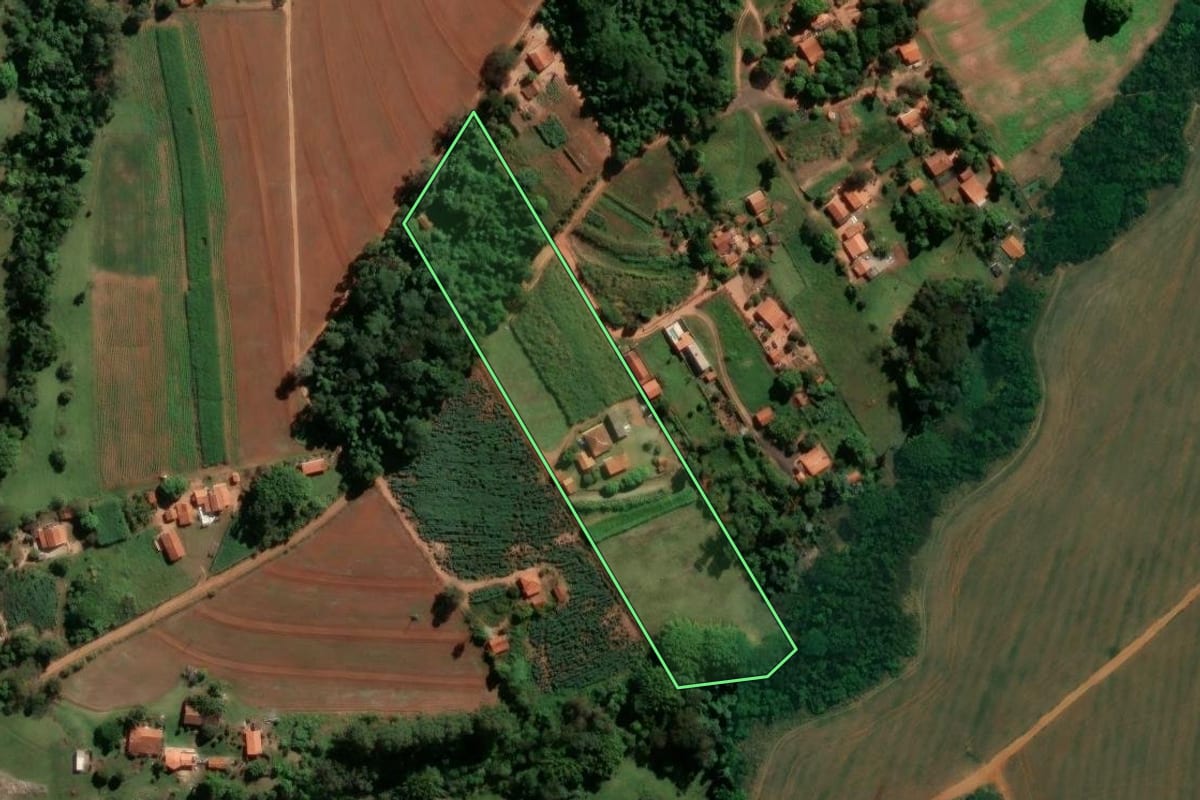 Imagem de satélite do imóvel rural em Pirassununga (SP), com o contorno declarado no CAR desenhado por cima.