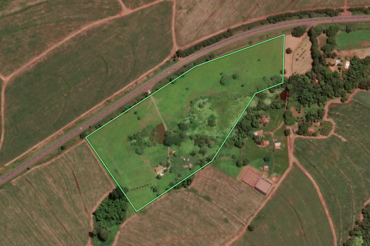 Imagem de satélite do imóvel rural em Pirassununga (SP), com o contorno declarado no CAR desenhado por cima.
