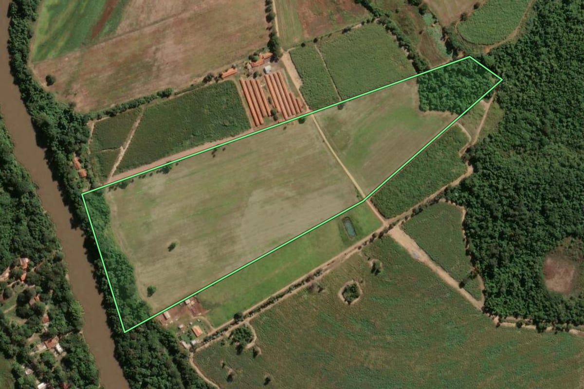 Imagem de satélite do imóvel rural em Pirassununga (SP), com o contorno declarado no CAR desenhado por cima.
