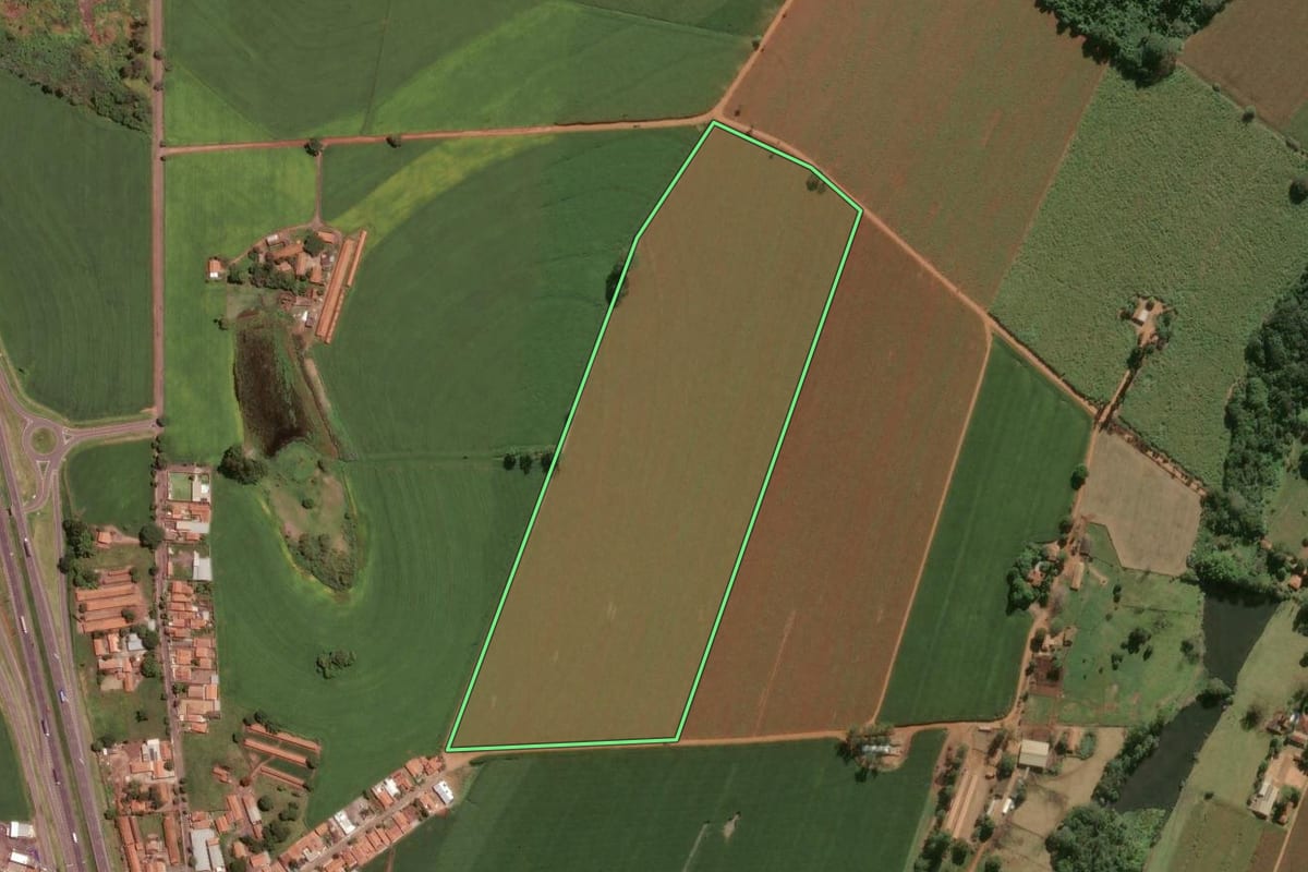 Imagem de satélite do imóvel rural em Pirassununga (SP), com o contorno declarado no CAR desenhado por cima.