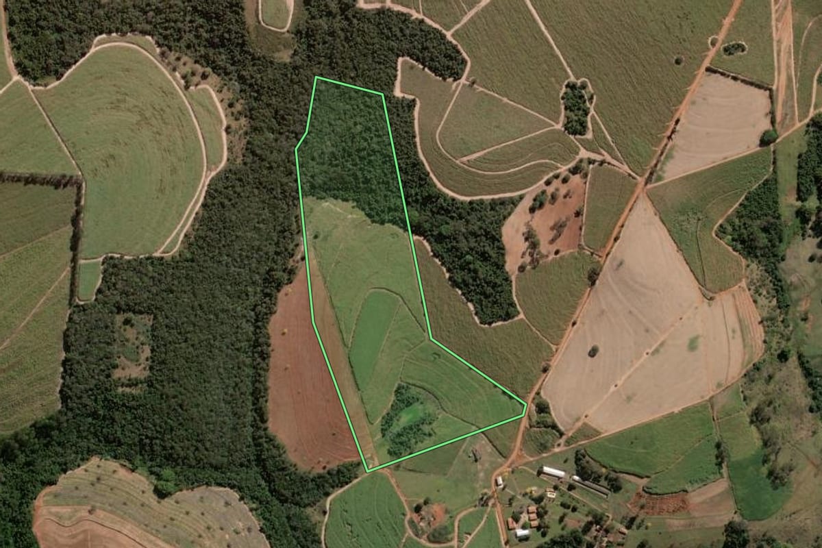Imagem de satélite do imóvel rural em Pirassununga (SP), com o contorno declarado no CAR desenhado por cima.