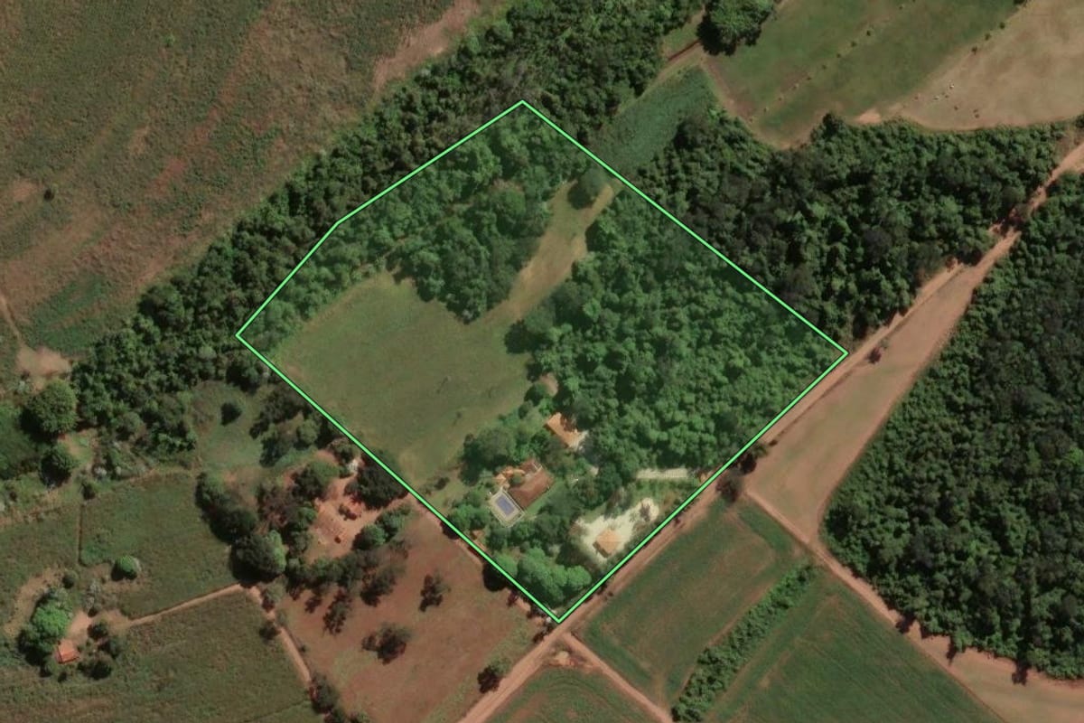 Imagem de satélite do imóvel rural em Pirassununga (SP), com o contorno declarado no CAR desenhado por cima.