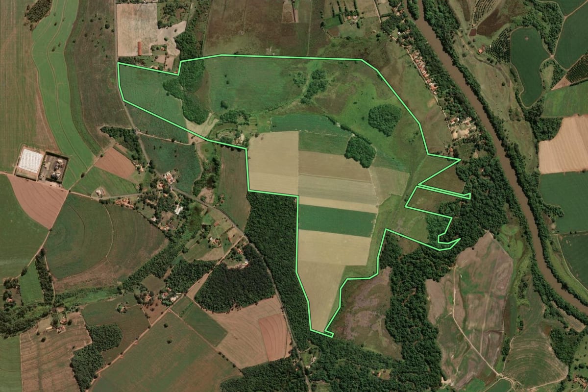 Imagem de satélite do imóvel rural em Pirassununga (SP), com o contorno declarado no CAR desenhado por cima.
