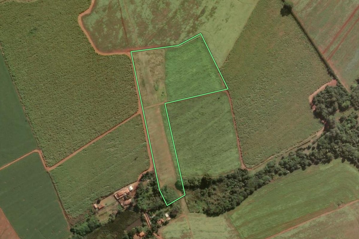Imagem de satélite do imóvel rural em Pirassununga (SP), com o contorno declarado no CAR desenhado por cima.