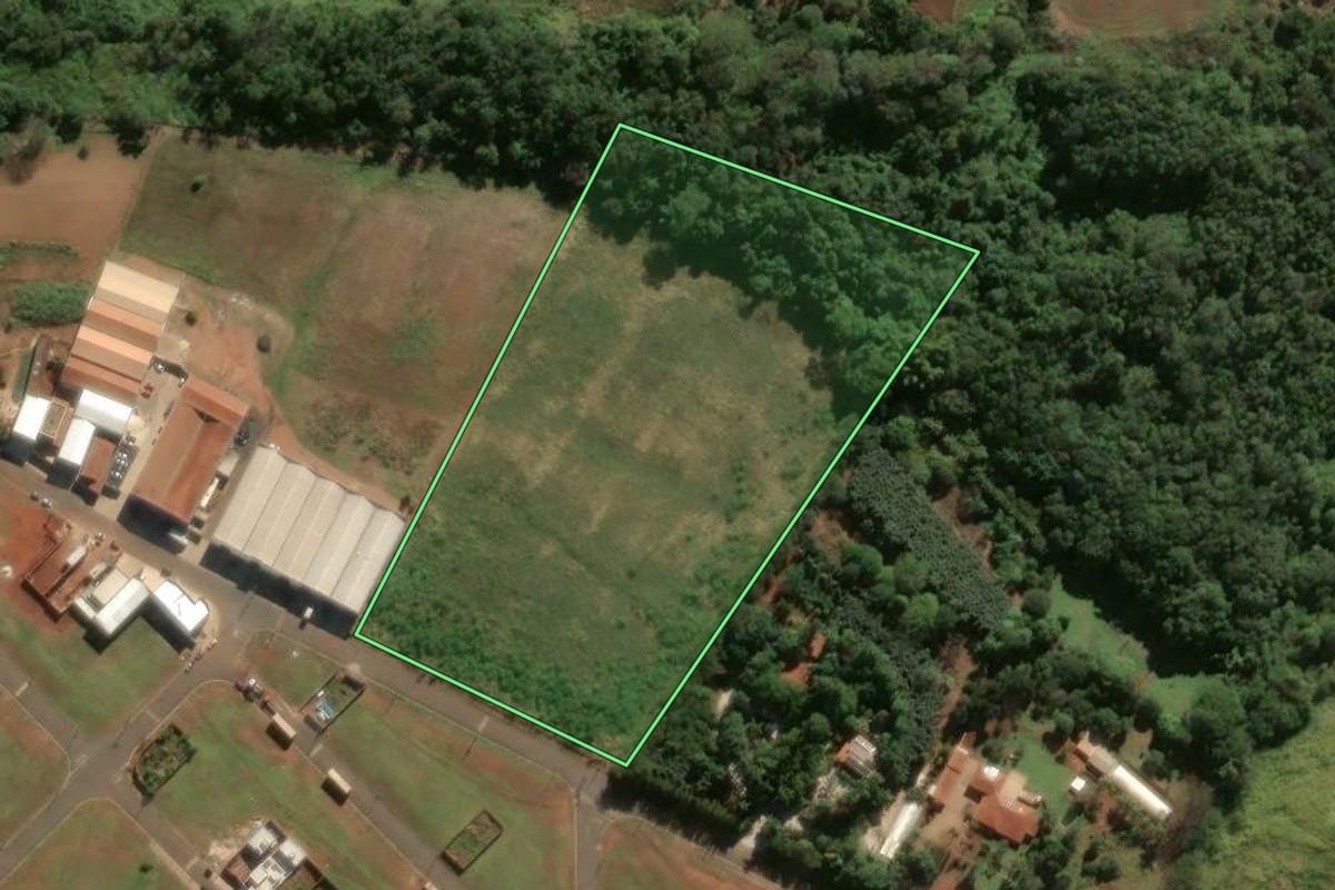 Imagem de satélite do imóvel rural em Pirassununga (SP), com o contorno declarado no CAR desenhado por cima.