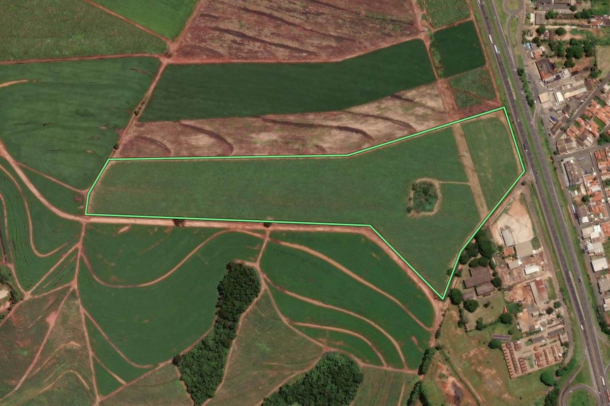 Imagem de satélite do imóvel rural em Pirassununga (SP), com o contorno declarado no CAR desenhado por cima.