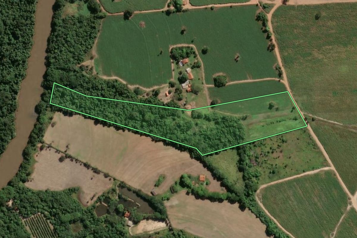 Imagem de satélite do imóvel rural em Pirassununga (SP), com o contorno declarado no CAR desenhado por cima.