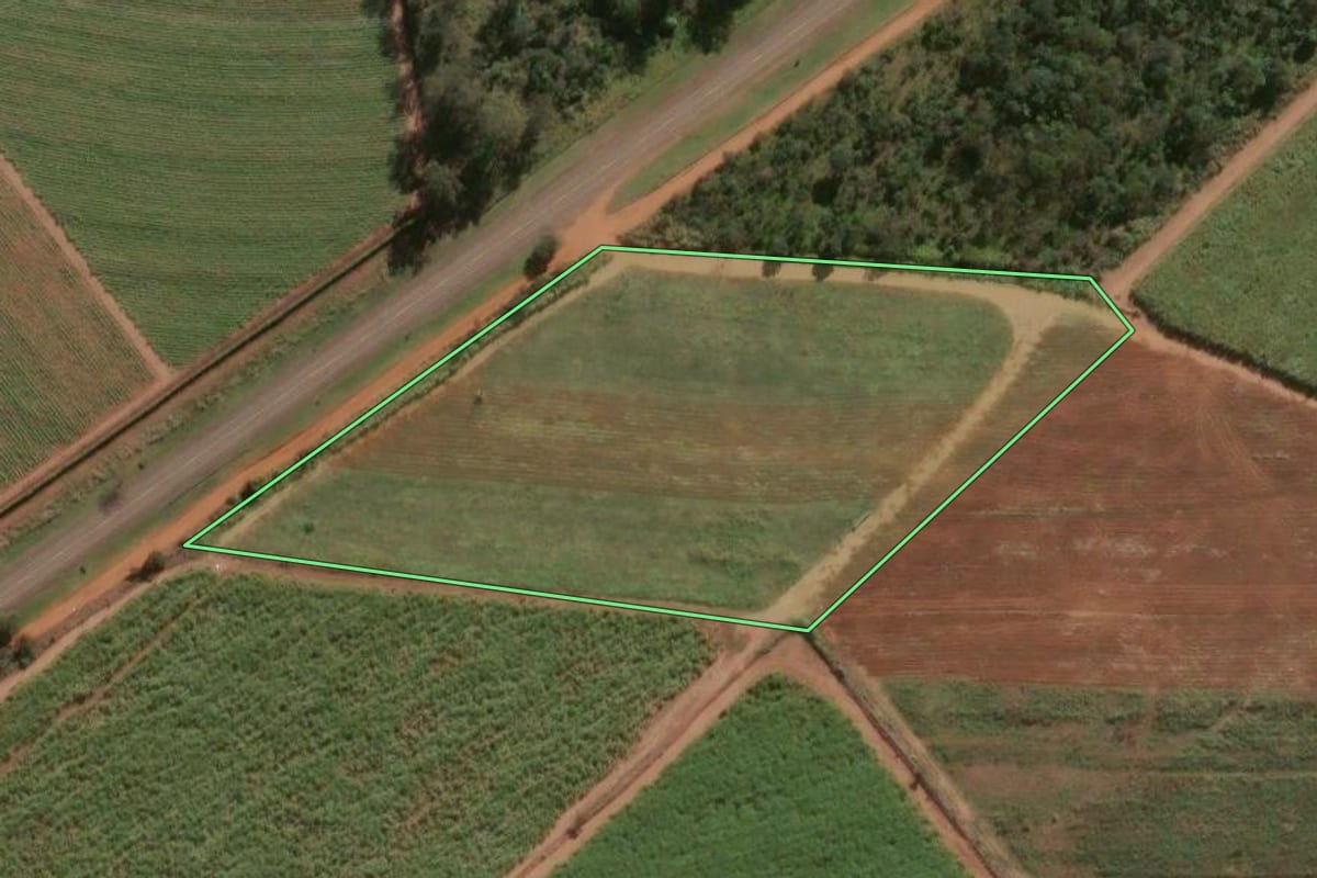 Imagem de satélite do imóvel rural em Pirassununga (SP), com o contorno declarado no CAR desenhado por cima.