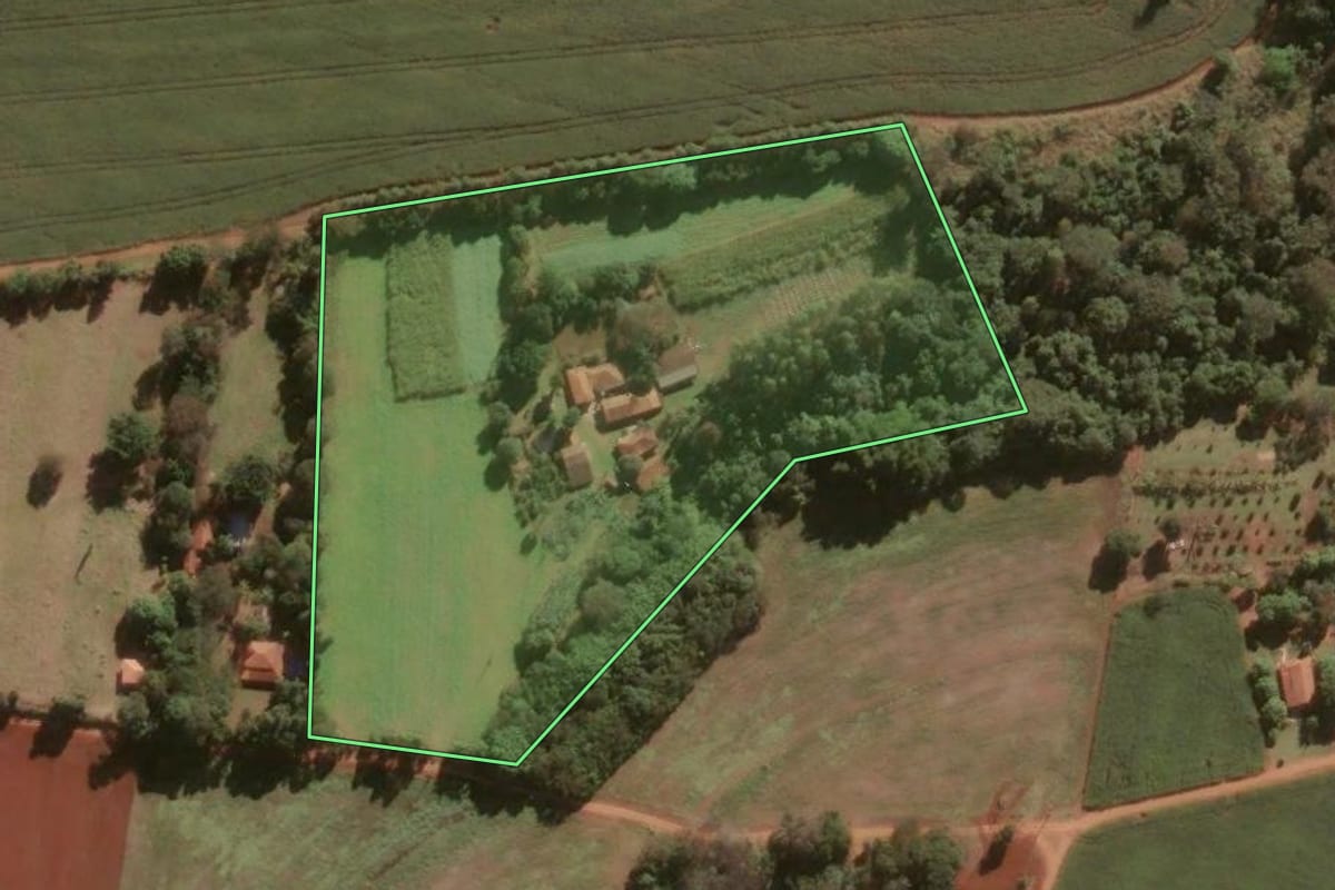 Imagem de satélite do imóvel rural em Pirassununga (SP), com o contorno declarado no CAR desenhado por cima.