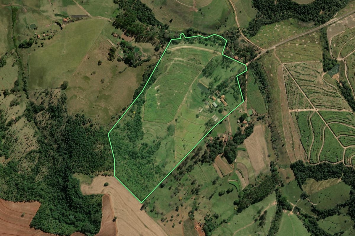 Imagem de satélite do imóvel rural em Pirassununga (SP), com o contorno declarado no CAR desenhado por cima.