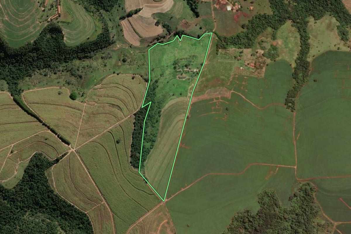 Imagem de satélite do imóvel rural em Pirassununga (SP), com o contorno declarado no CAR desenhado por cima.