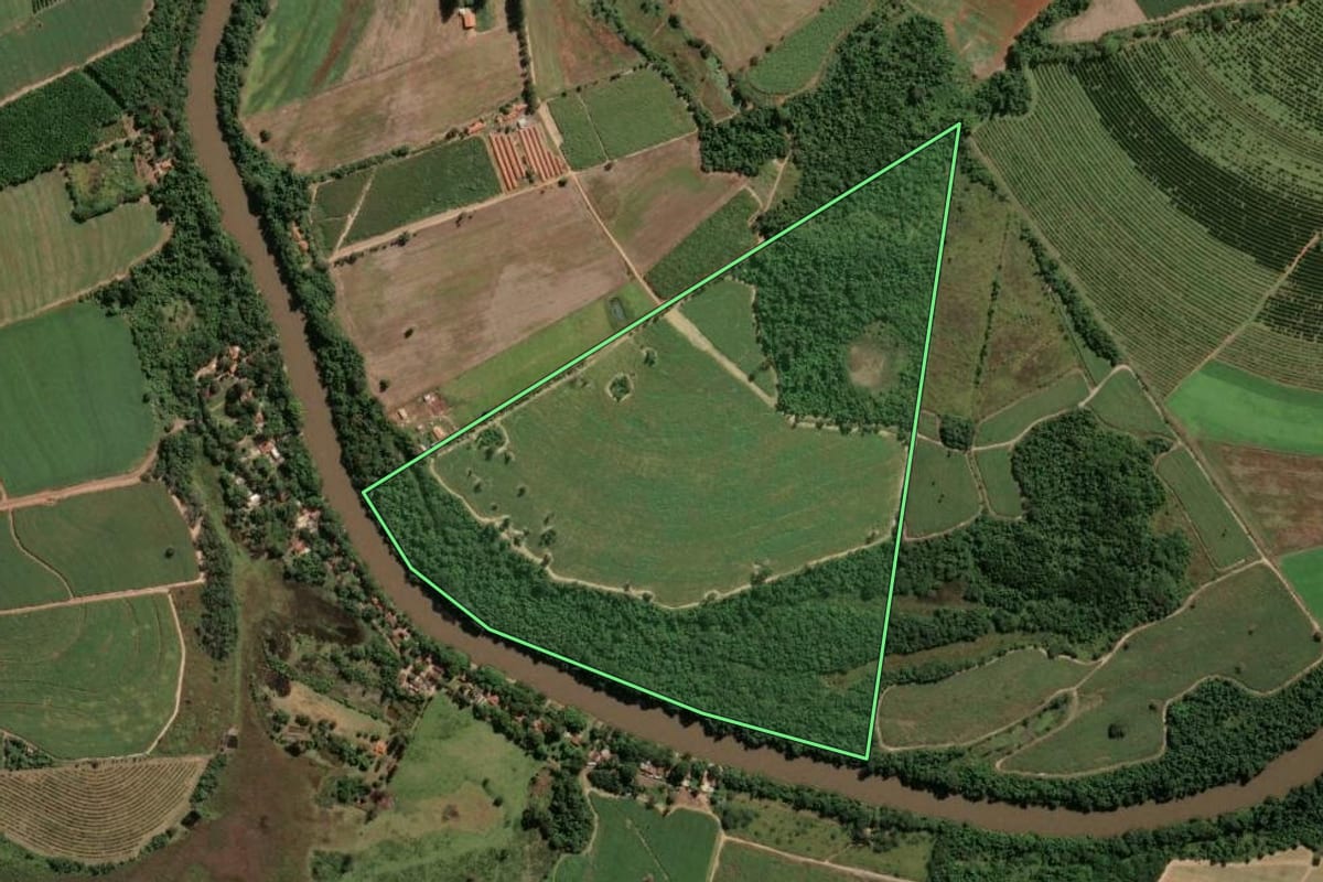Imagem de satélite do imóvel rural em Pirassununga (SP), com o contorno declarado no CAR desenhado por cima.