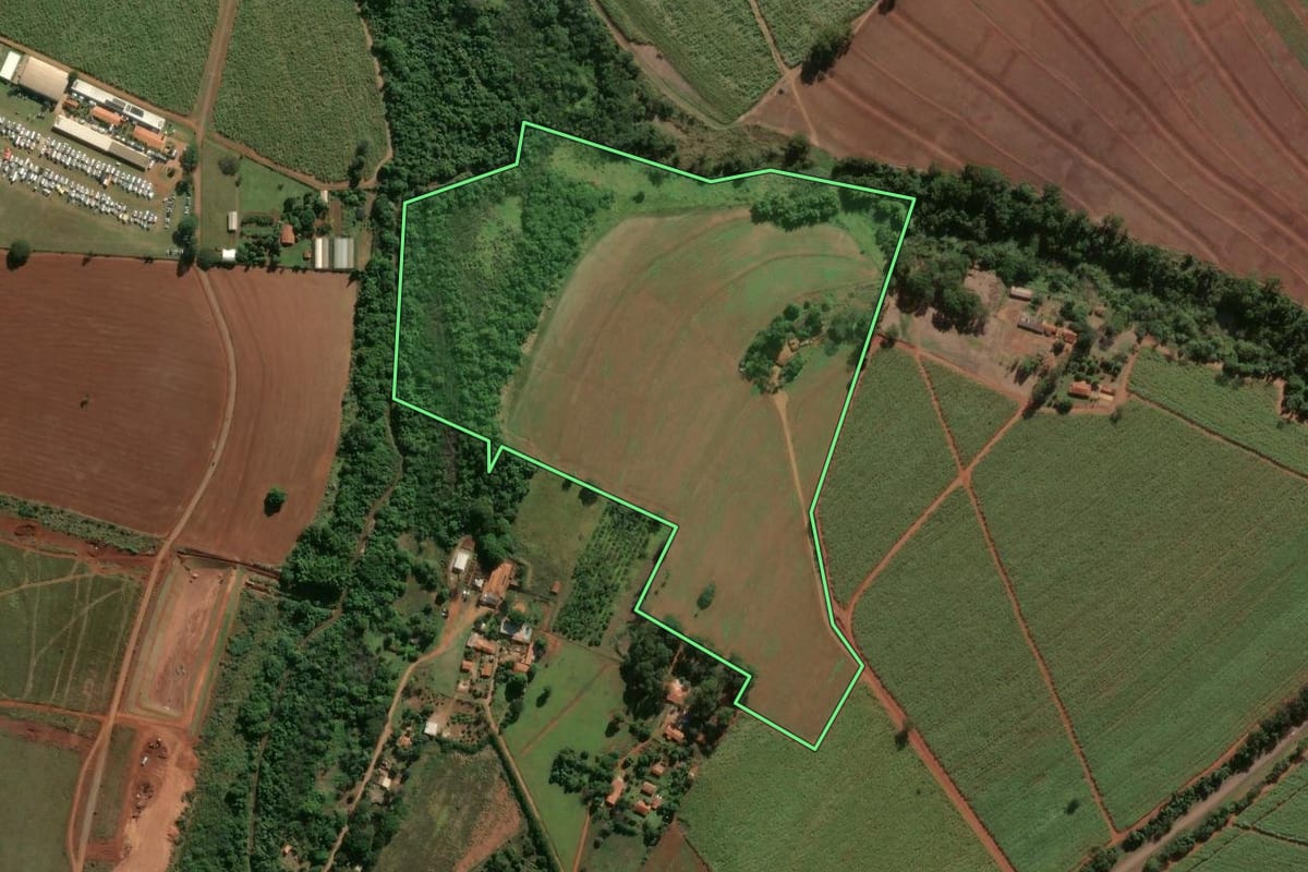 Imagem de satélite do imóvel rural em Pirassununga (SP), com o contorno declarado no CAR desenhado por cima.