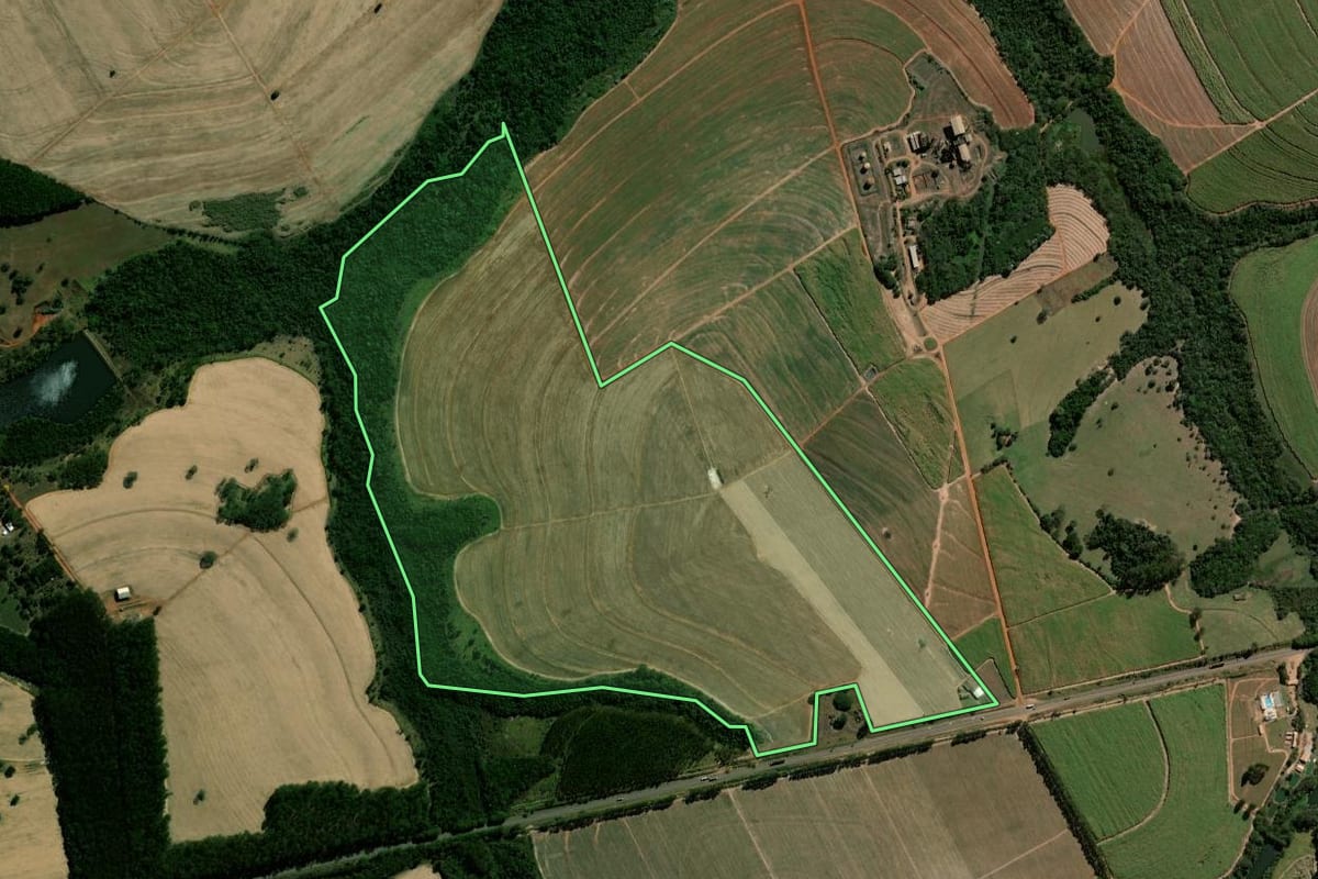 Imagem de satélite do imóvel rural em Pirassununga (SP), com o contorno declarado no CAR desenhado por cima.