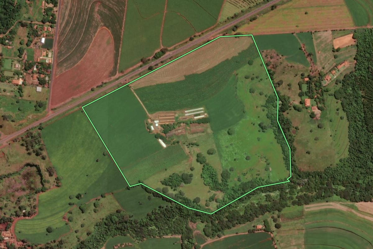 Imagem de satélite do imóvel rural em Pirassununga (SP), com o contorno declarado no CAR desenhado por cima.