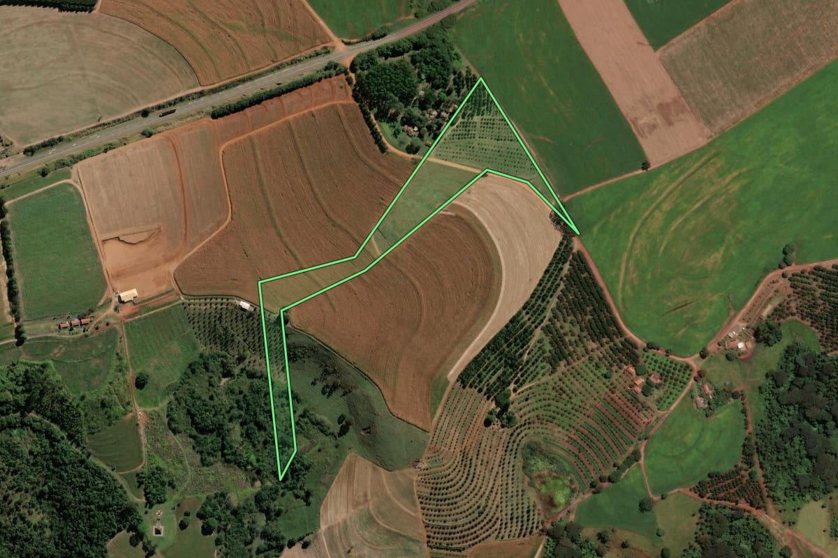Imagem de satélite do imóvel rural em Pirassununga (SP), com o contorno declarado no CAR desenhado por cima.