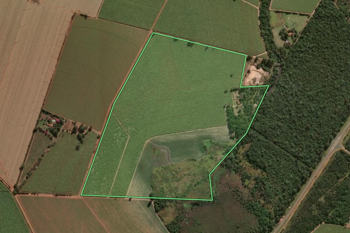 Imagem de satélite do imóvel rural em Pirassununga (SP), com o contorno declarado no CAR desenhado por cima.
