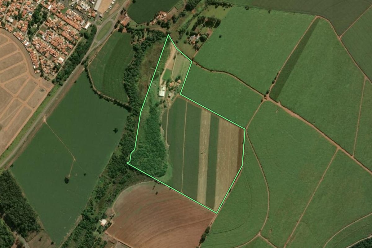 Imagem de satélite do imóvel rural em Pirassununga (SP), com o contorno declarado no CAR desenhado por cima.
