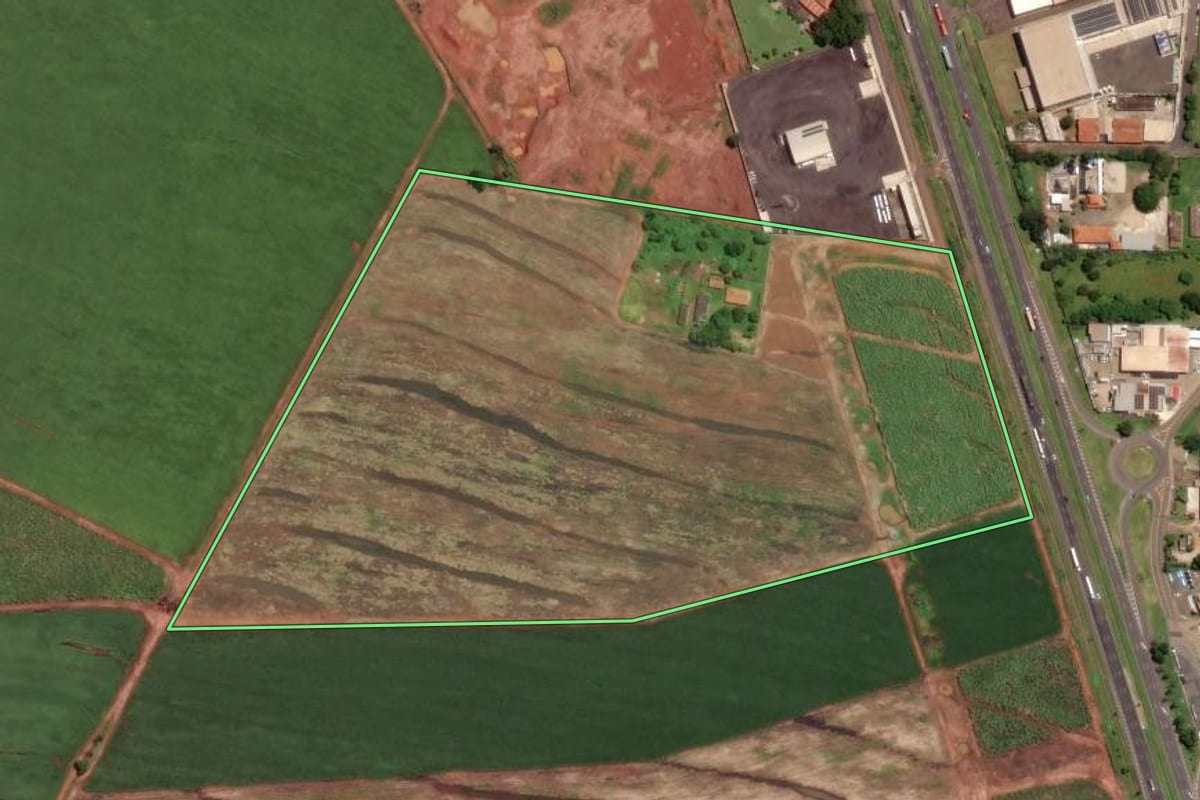 Imagem de satélite do imóvel rural em Pirassununga (SP), com o contorno declarado no CAR desenhado por cima.