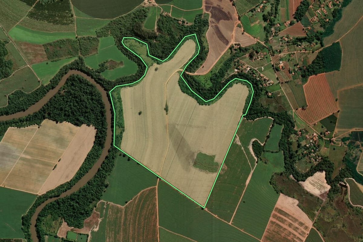 Imagem de satélite do imóvel rural em Pirassununga (SP), com o contorno declarado no CAR desenhado por cima.