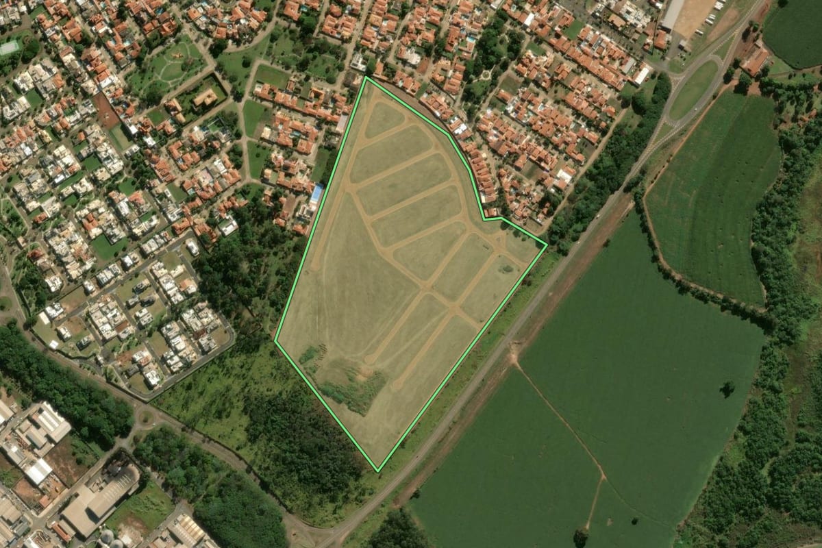Imagem de satélite do imóvel rural em Pirassununga (SP), com o contorno declarado no CAR desenhado por cima.