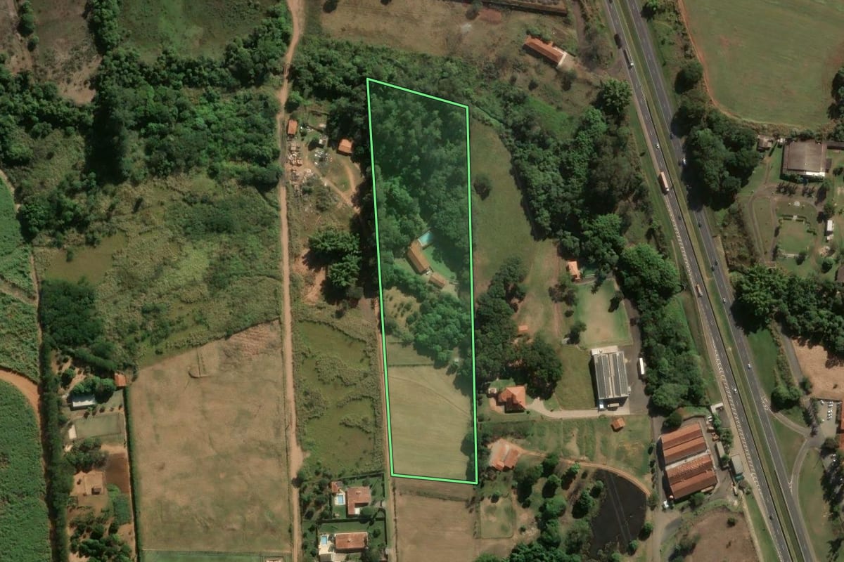 Imagem de satélite do imóvel rural em Pirassununga (SP), com o contorno declarado no CAR desenhado por cima.