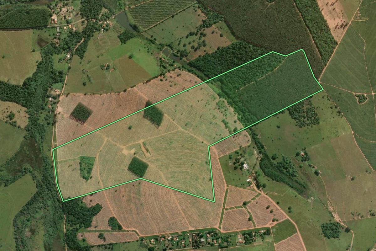 Imagem de satélite do imóvel rural em Piratininga (SP), com o contorno declarado no CAR desenhado por cima.