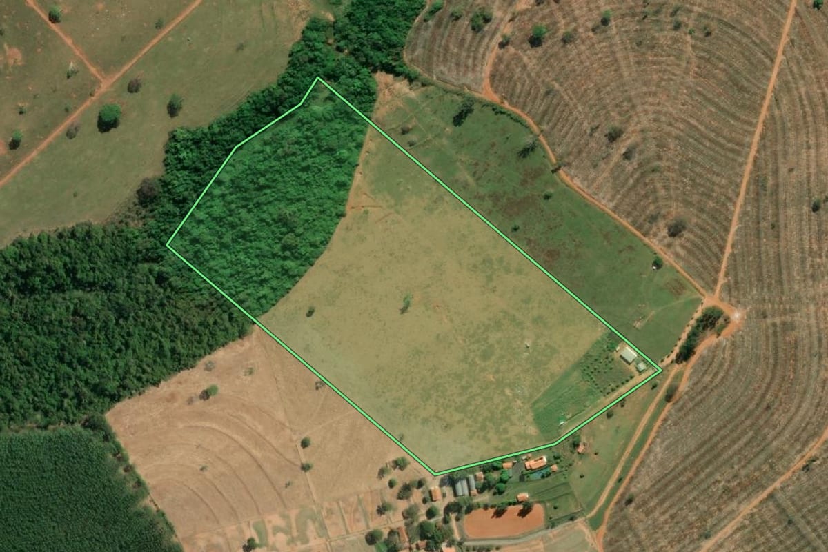 Imagem de satélite do imóvel rural em Piratininga (SP), com o contorno declarado no CAR desenhado por cima.