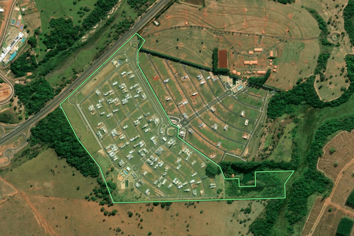 Imagem de satélite do imóvel rural em Piratininga (SP), com o contorno declarado no CAR desenhado por cima.