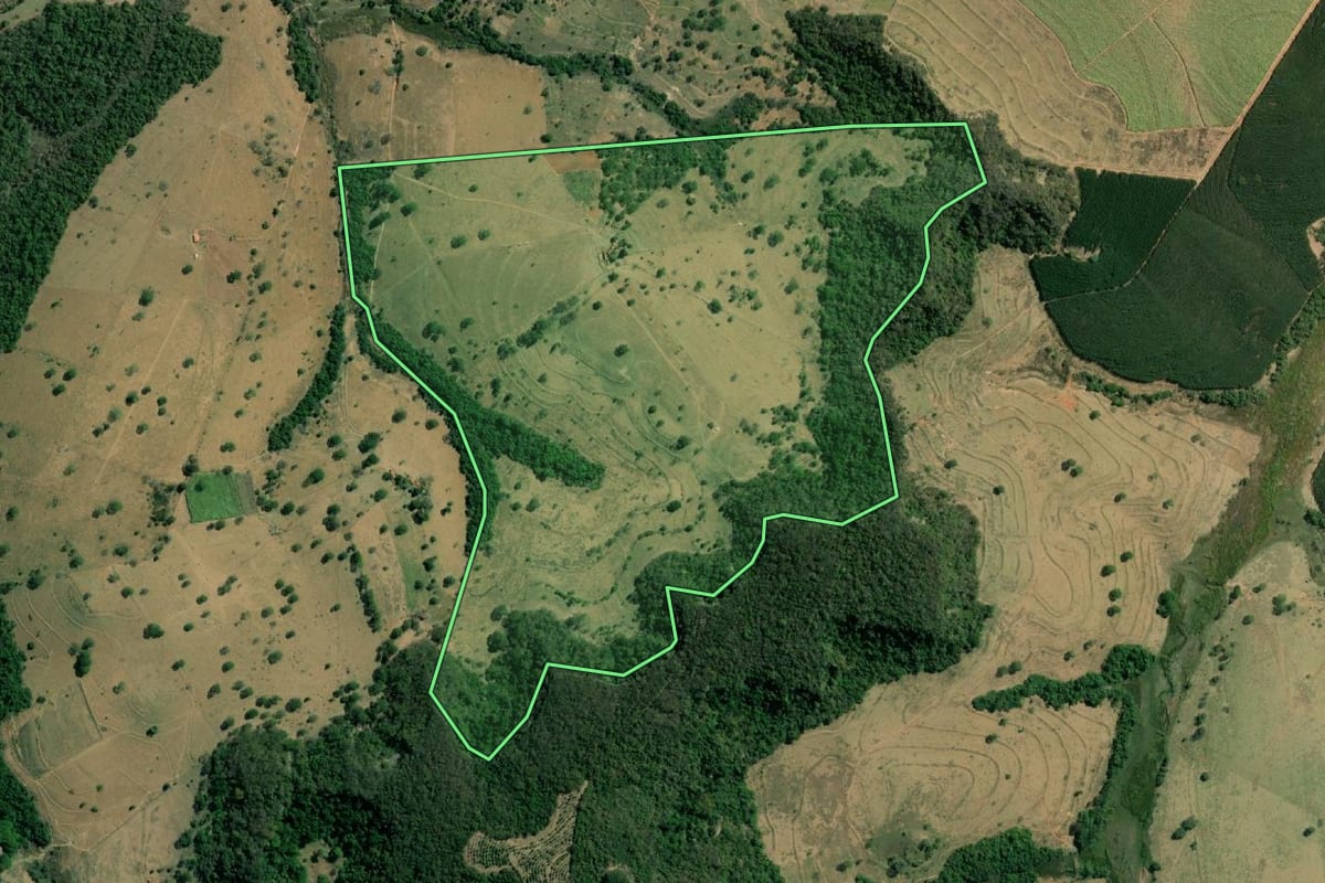 Imagem de satélite do imóvel rural em Piratininga (SP), com o contorno declarado no CAR desenhado por cima.