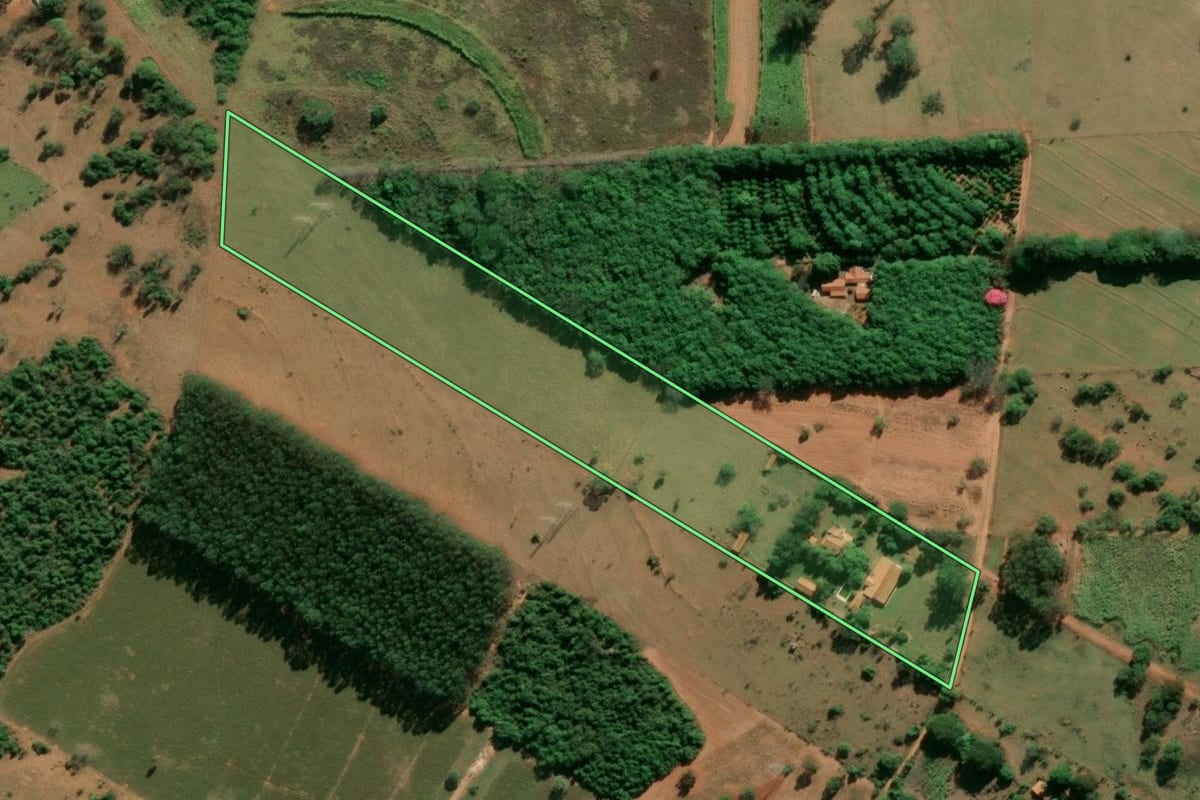 Imagem de satélite do imóvel rural em Piratininga (SP), com o contorno declarado no CAR desenhado por cima.