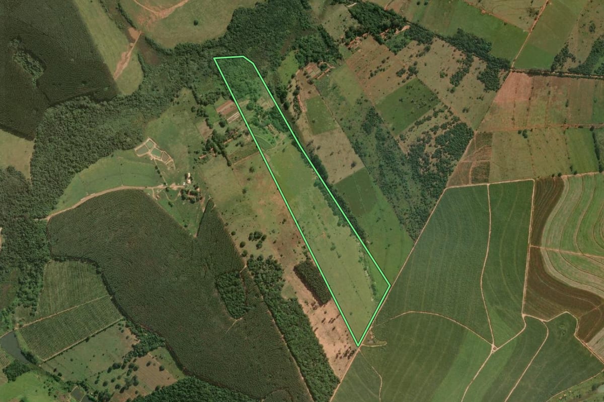 Imagem de satélite do imóvel rural em Piratininga (SP), com o contorno declarado no CAR desenhado por cima.