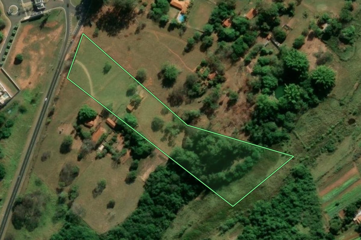 Imagem de satélite do imóvel rural em Piratininga (SP), com o contorno declarado no CAR desenhado por cima.