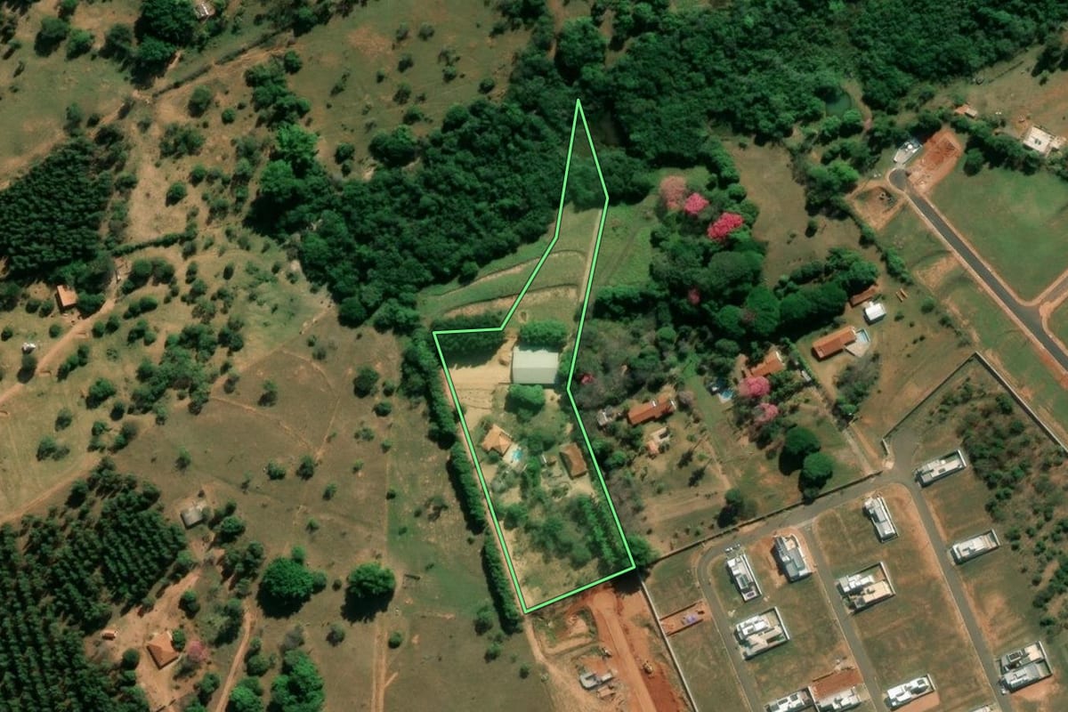 Imagem de satélite do imóvel rural em Piratininga (SP), com o contorno declarado no CAR desenhado por cima.